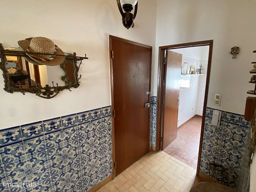 Pequeno apartamento T2, para remodelar, centro de Caldas da Rainha-1