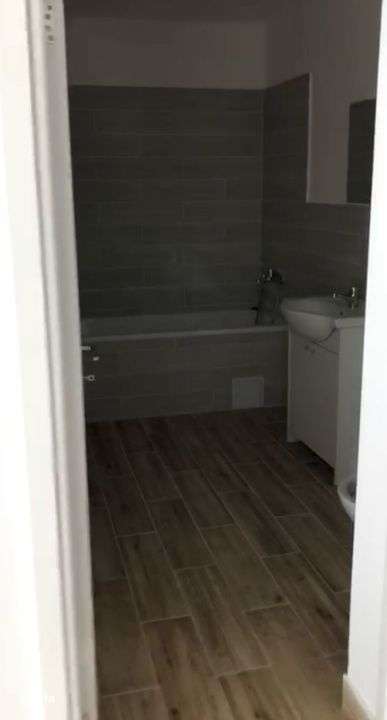Apartament cu 3 camere, parcare, balcon, zona Stejarului — fotografia 3