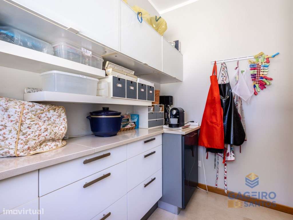 Moradia com piscina e terreno em São Martinho do Porto-21