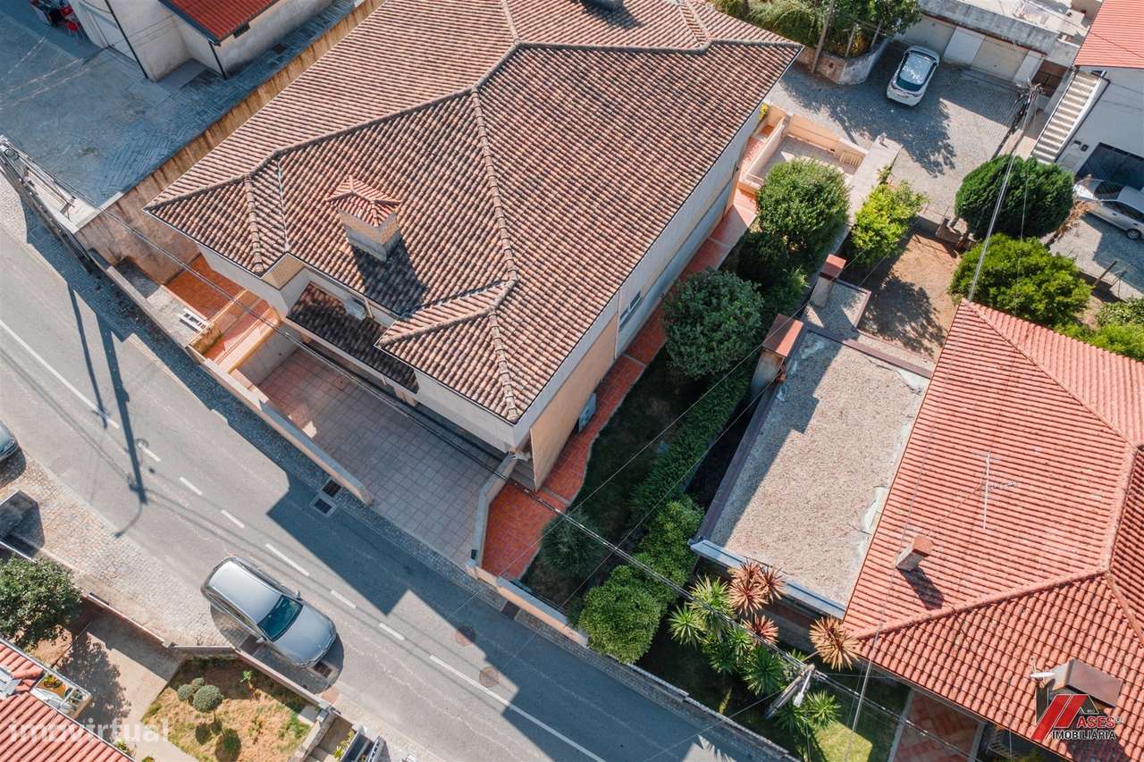 MORADIA T3 COM ÓTIMAS ÁREAS E ESPAÇO PARA NEGÓCIO PRÓPRIO!-29