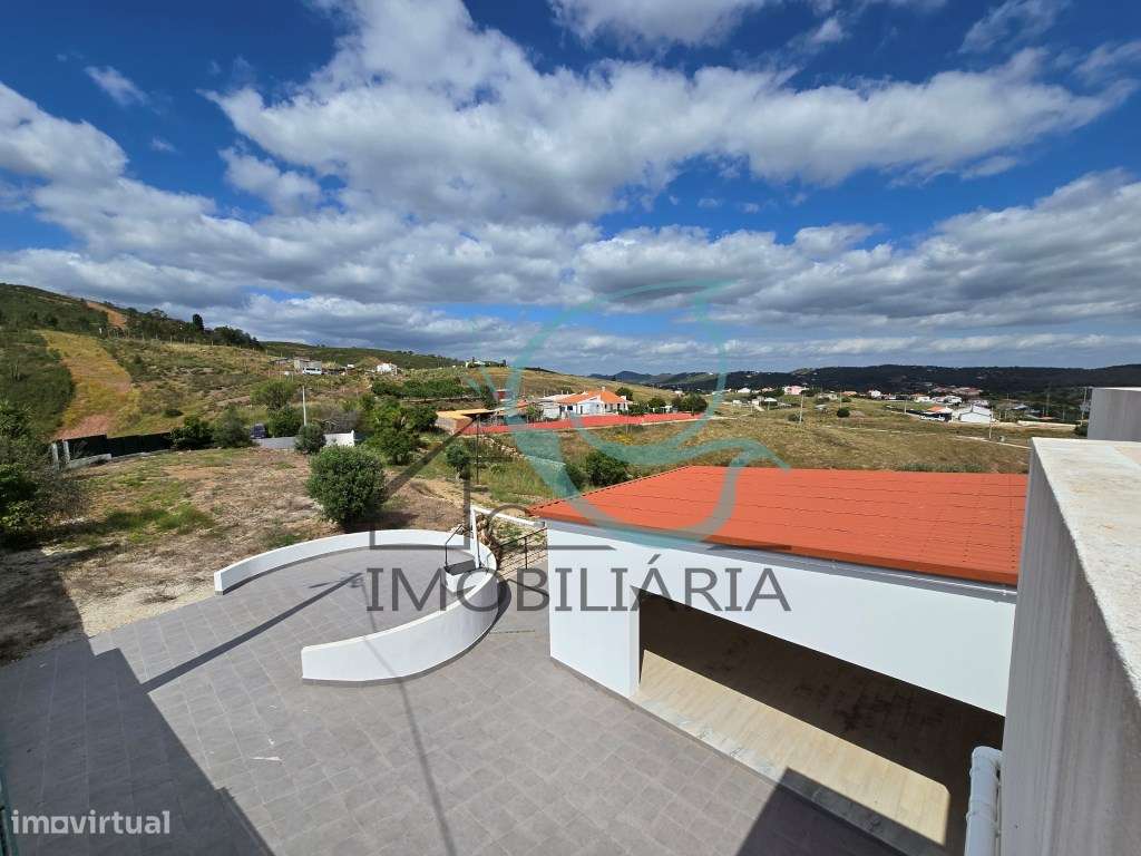 EXCLUSIVO - Excelente moradia de 2 pisos, com licença AL-49