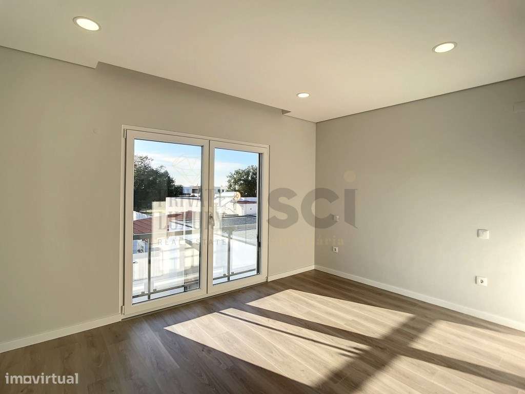 Moradia T3 Independente Térrea em Azeitão Garagem Piscina-27