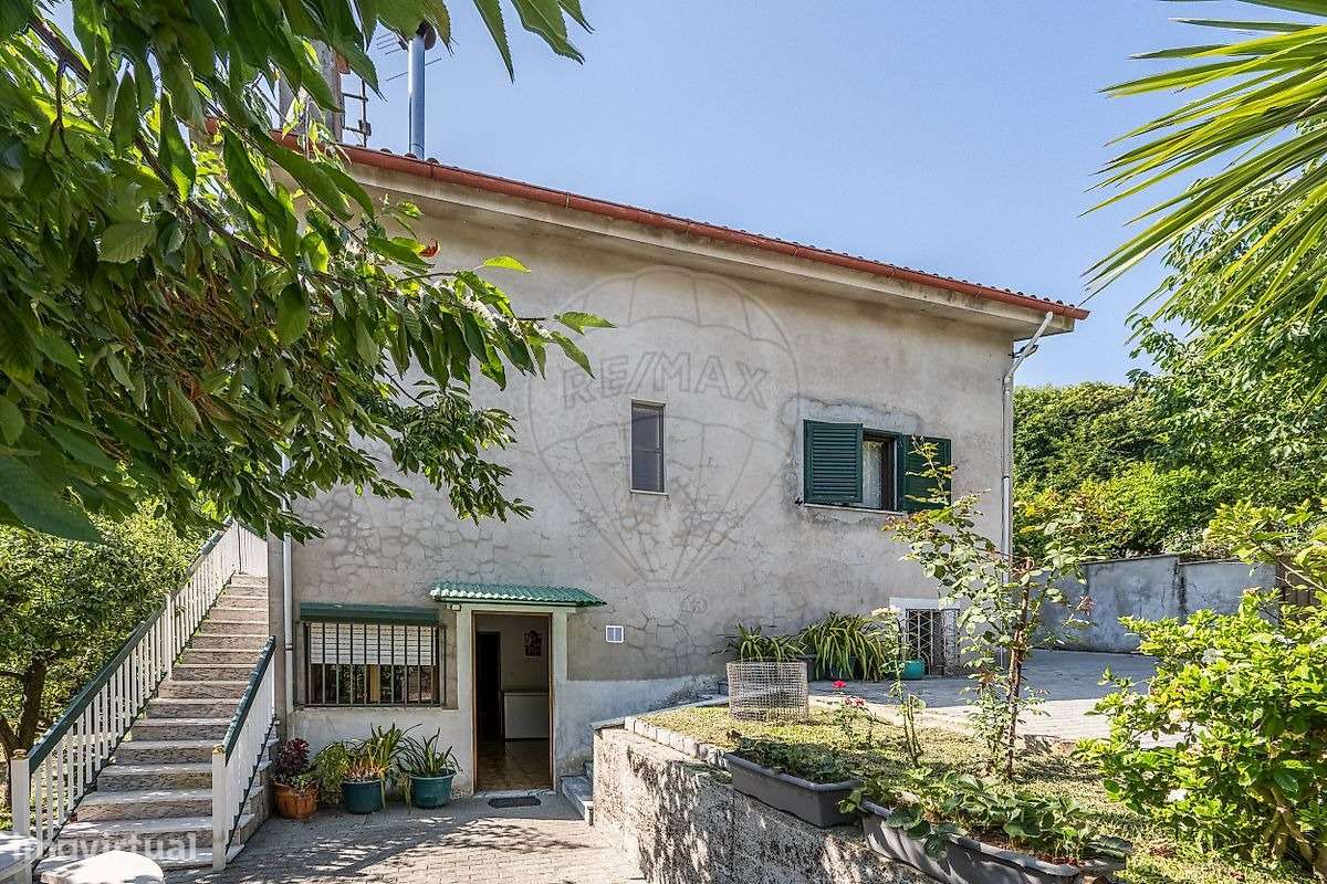 Moradia T4 com Terreno e Árvores de Fruto em Moure, Vila Verde-15
