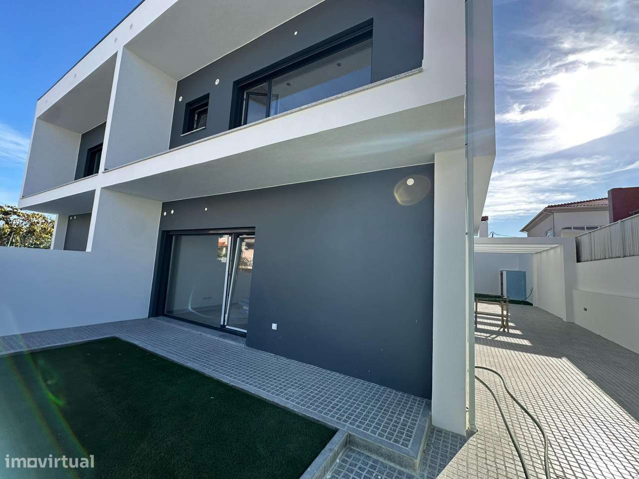 MORADIA T4 - Grande imagem: 2/24