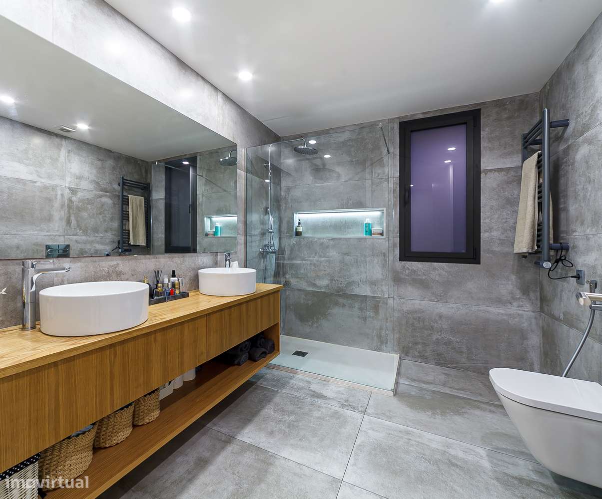 Exclusivo apartamento T3+1 seminovo, com 190m2, três frentes e box-23