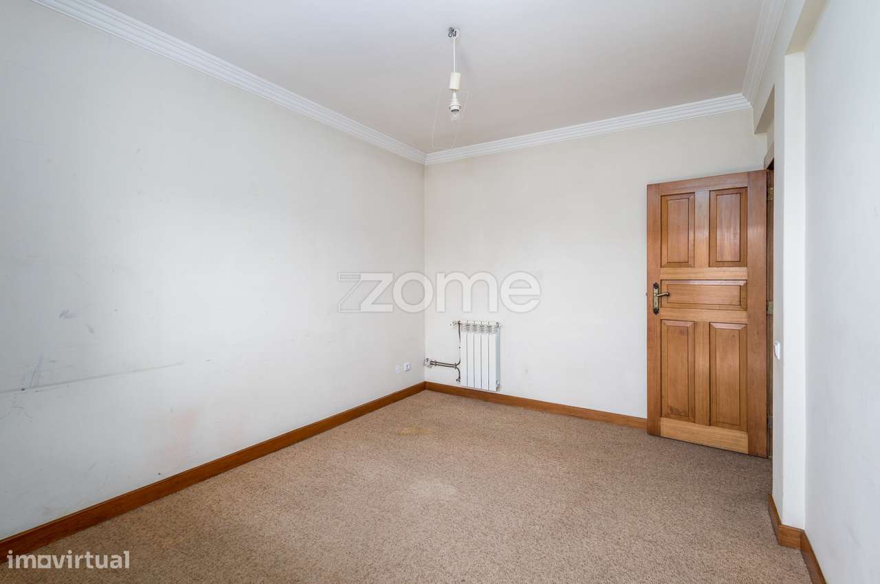 Moradia T4 (espaçosa) em Casais de Mem Martins-25