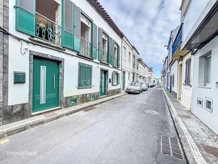 Moradia com possibilidade de rentabilizar - Centro de Ponta Delgada!