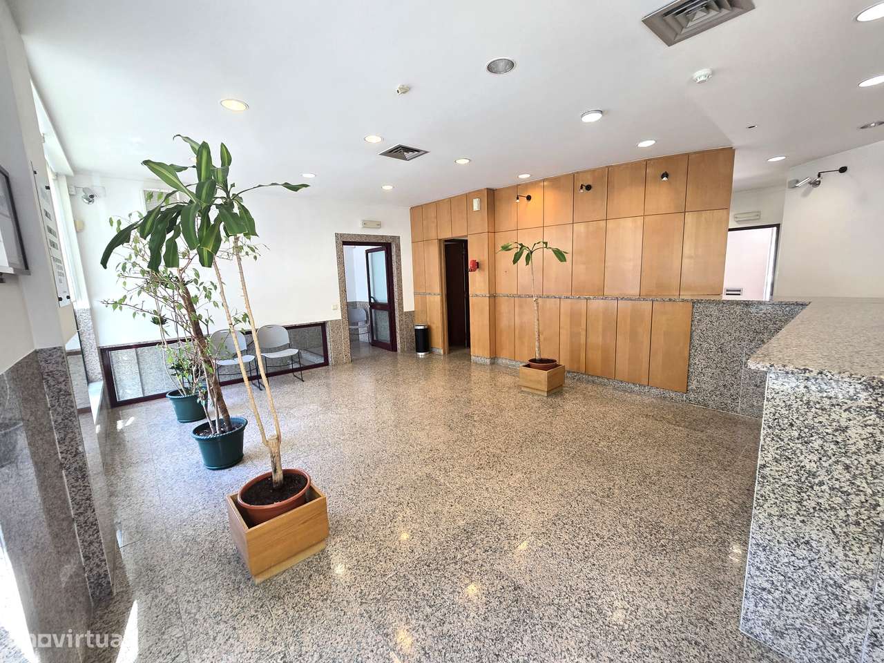 Espaço Comercial Versátil com 222m² – Excelência em Setúbal-8
