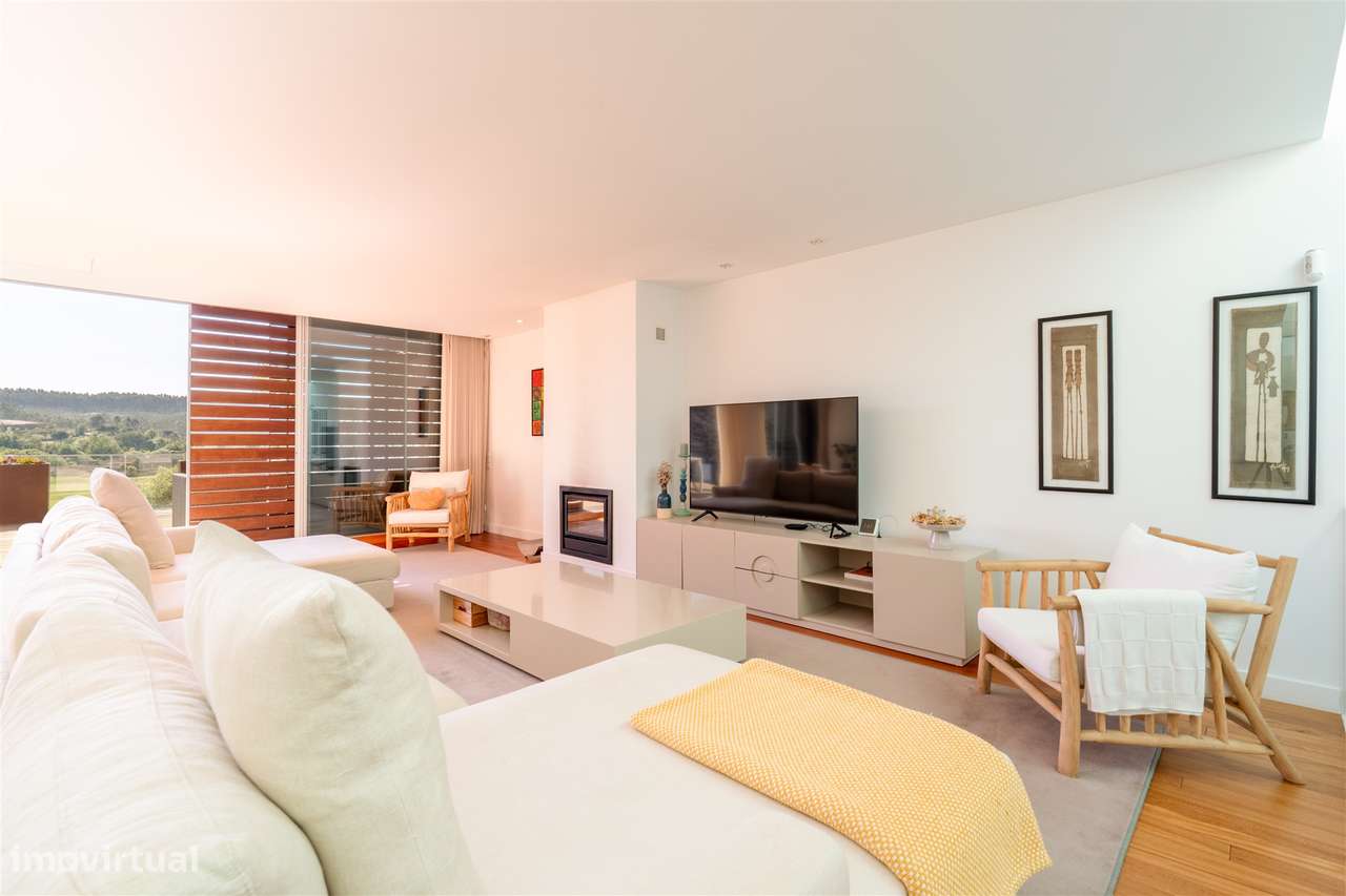 Moradia T4 com piscina, jardim e vista tranquila-8