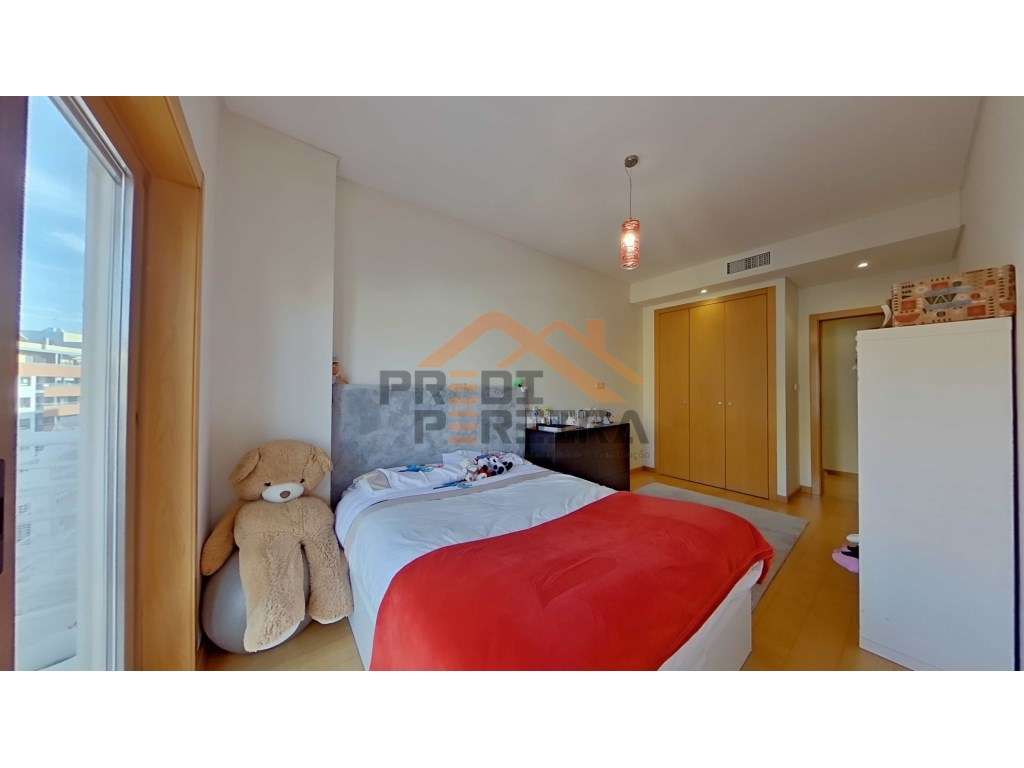 Situado na Urb. Colinas do Cruzeiro, T3 com três varandas e box par...-11