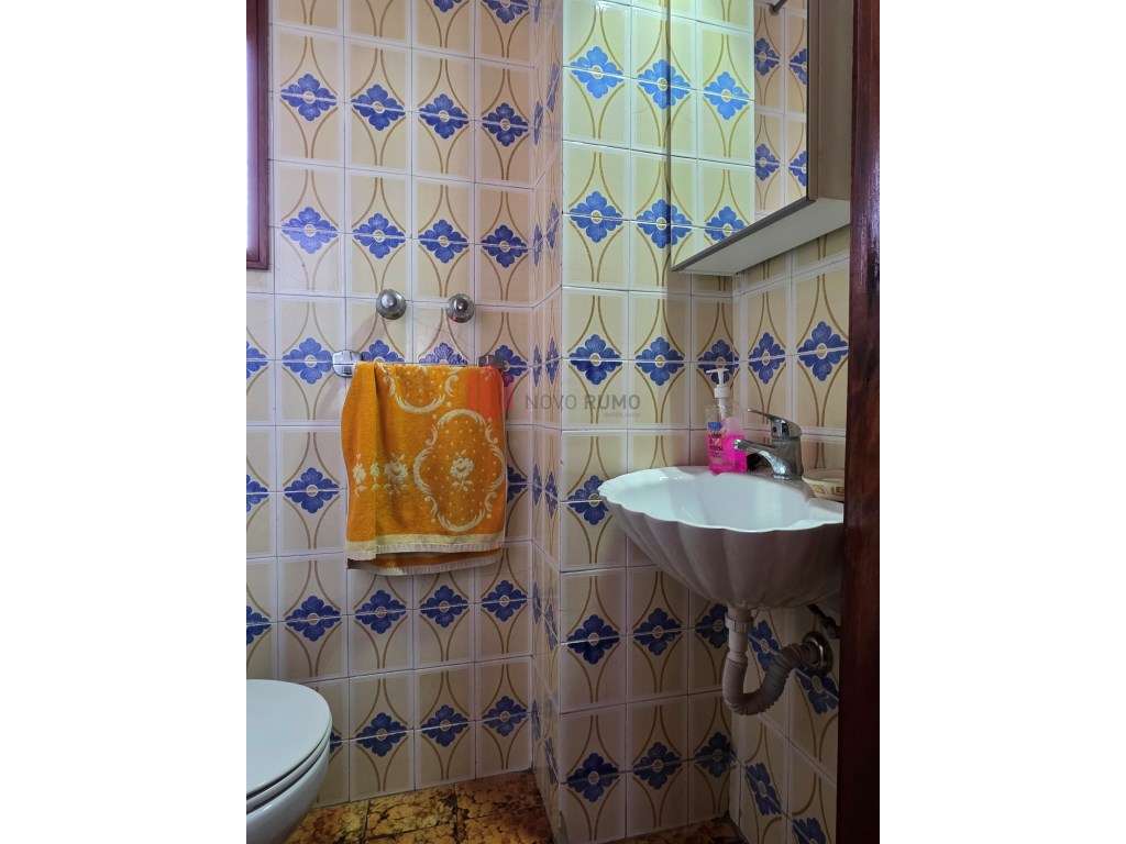 Moradia T3 de três frentes, com três pisos, anexos e garagem, inser...-8