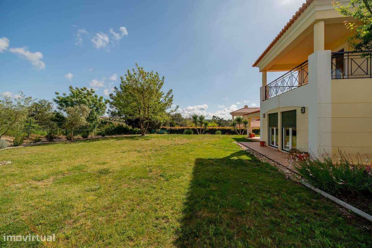 Campo Real: Moradia T4 Isolada com Vista Serra!-31