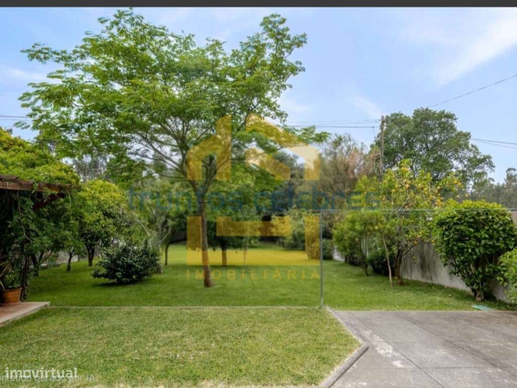 Moradia T4 de 4 Frentes Renovada inserida num lote de 1450m2 | Laún...-36