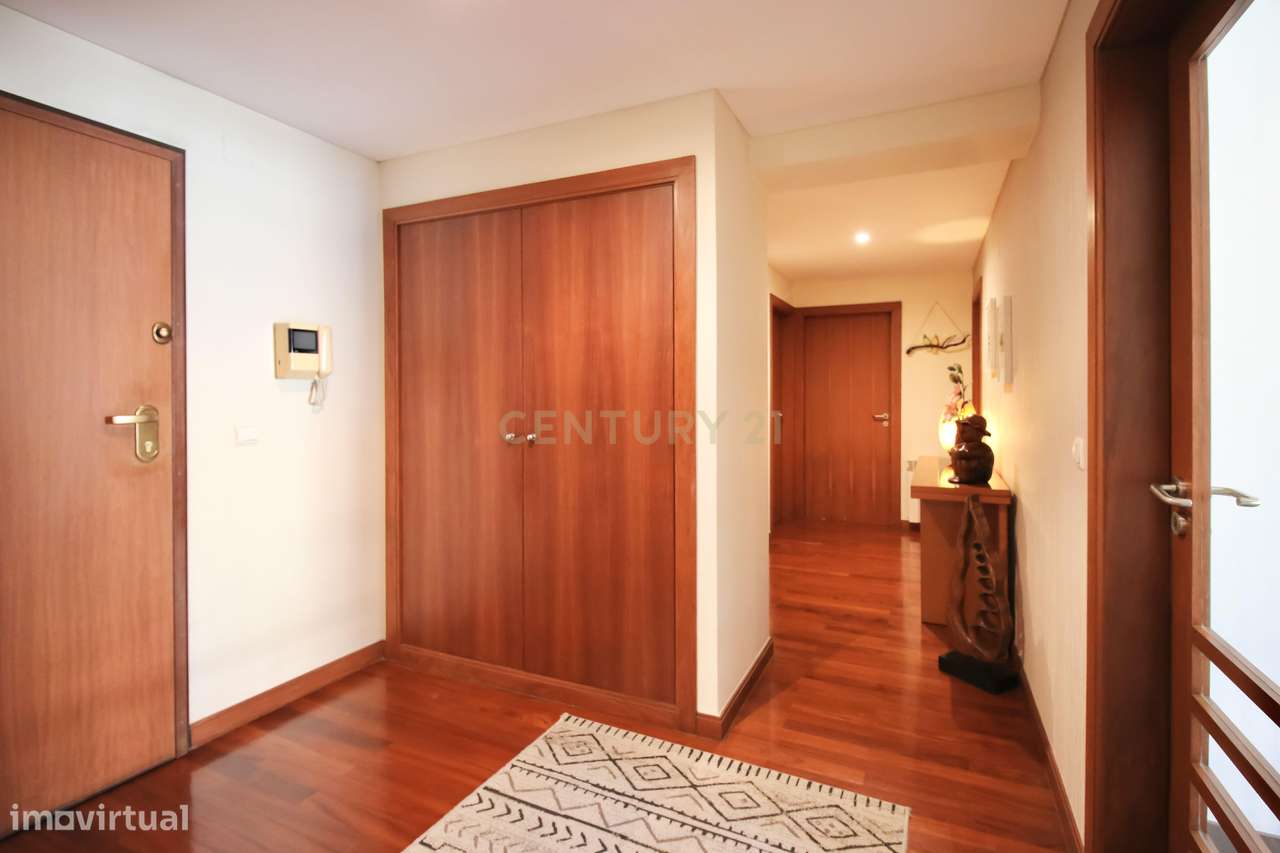 Elegância e Exclusividade no Bairro das Artes T3 Remodelado | Rua Migu-19