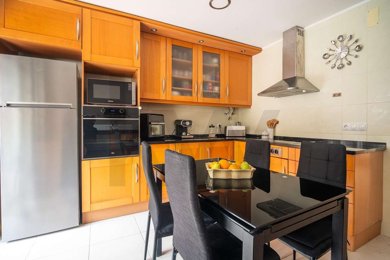 Apartamento T2 em Paço de Arcos: Conforto Exclusivo com Pátio Privativ-23