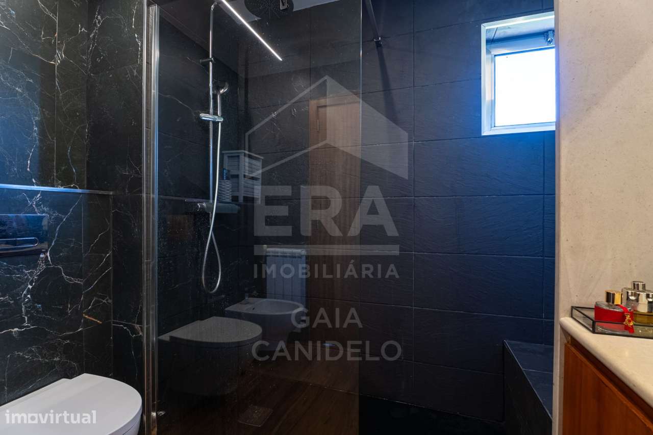 Moradia V4 Totalmente Remodelada a 1km da Praia-20
