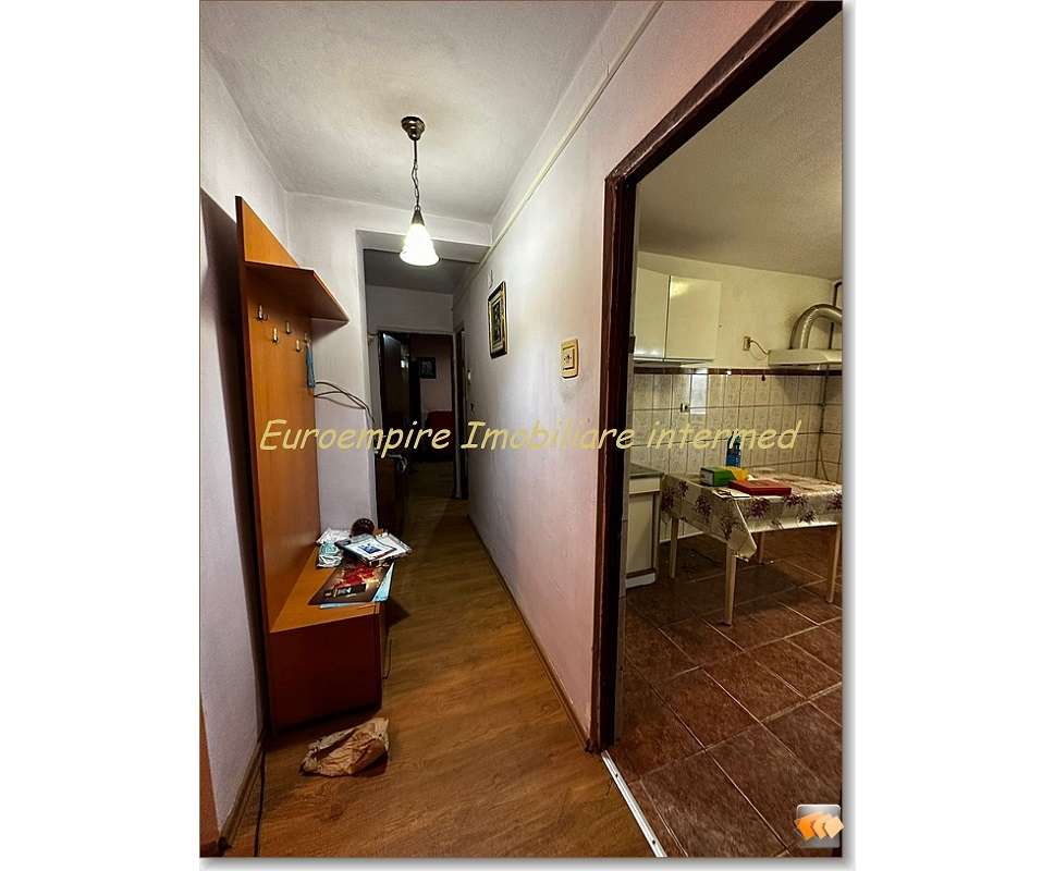 Apartament 2 camere decomandate zona Poarta 6-7