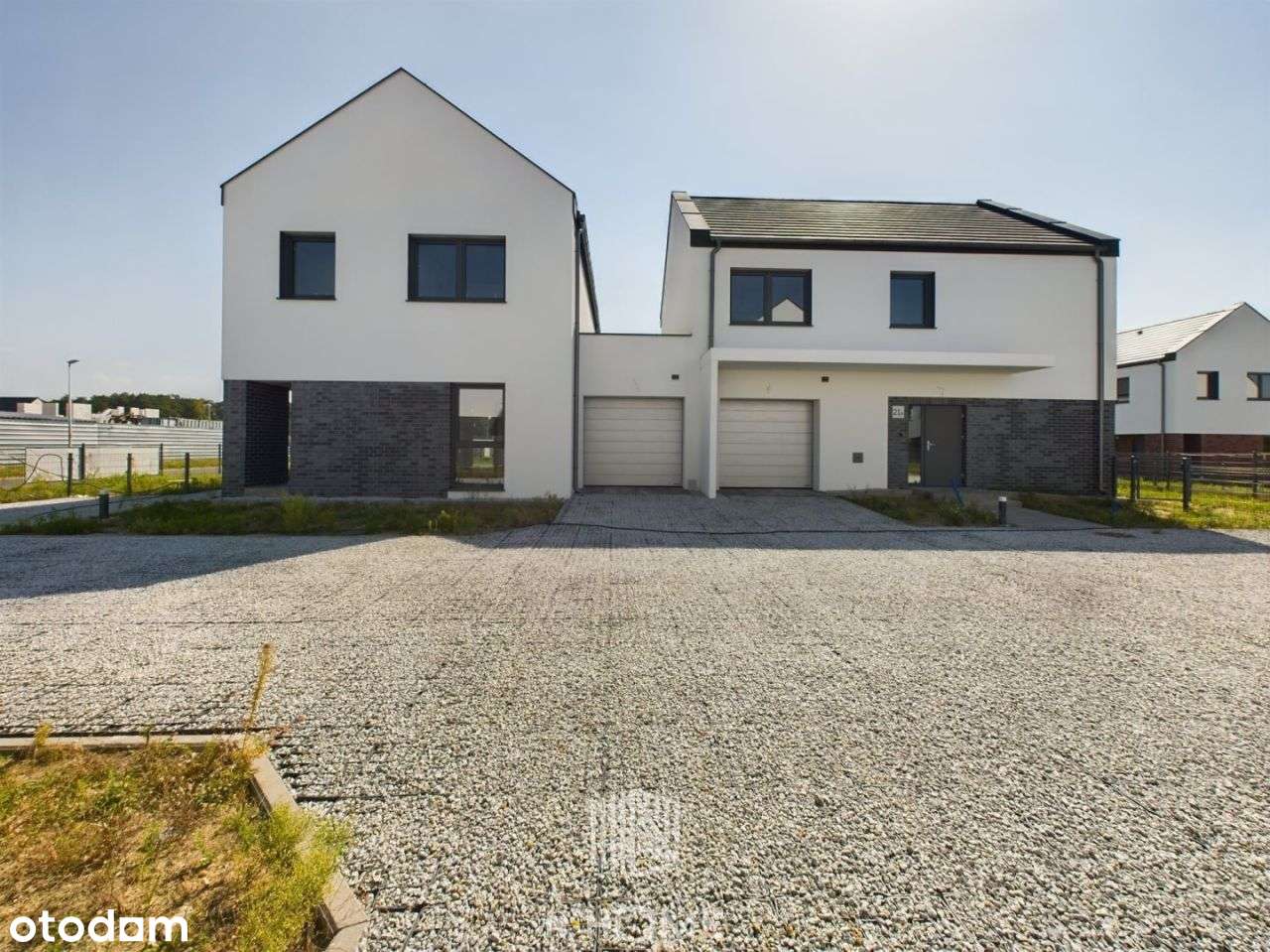 Nowoczesna Zabudowa Z Funkcjonalnym Układem-1