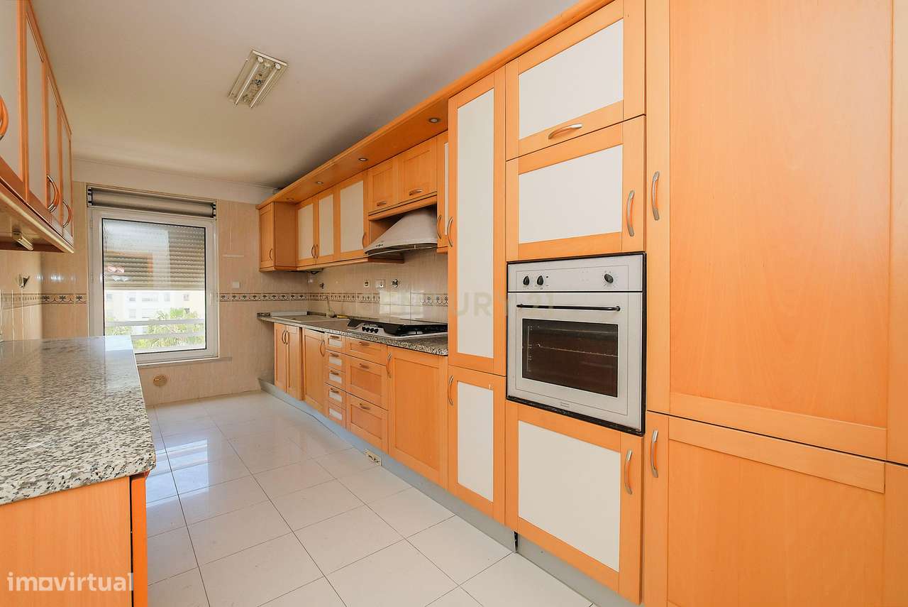 Apartamento T3 luminoso na Parede com varandas, garagem e arrecadação-9