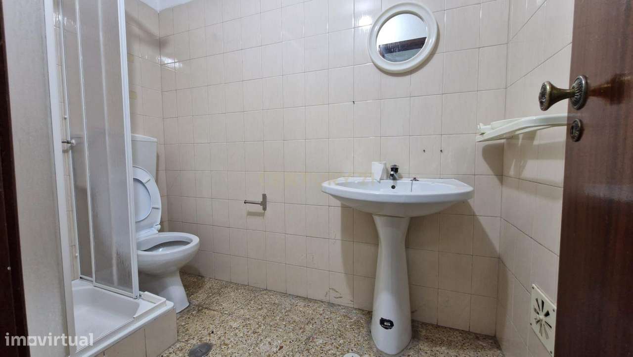 Garagem renovada bem localizada-10