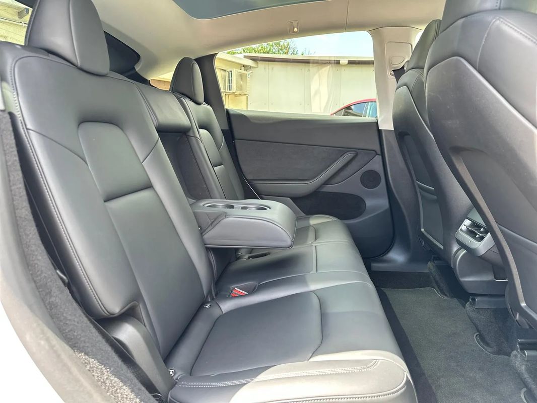 Tesla Model Y Long Range Dual Motor AWD - 11