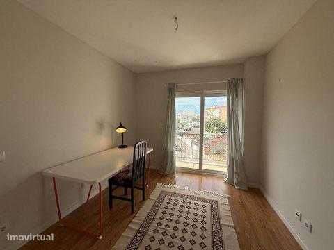 Apartamento com 3 quartos e 2 casas de banho - Grande imagem: 4/6