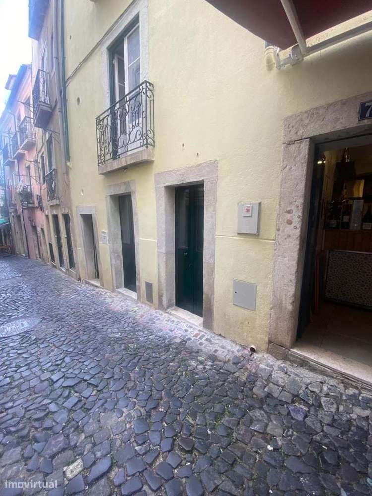 Loja com Esplanada no Coração de Alfama-12