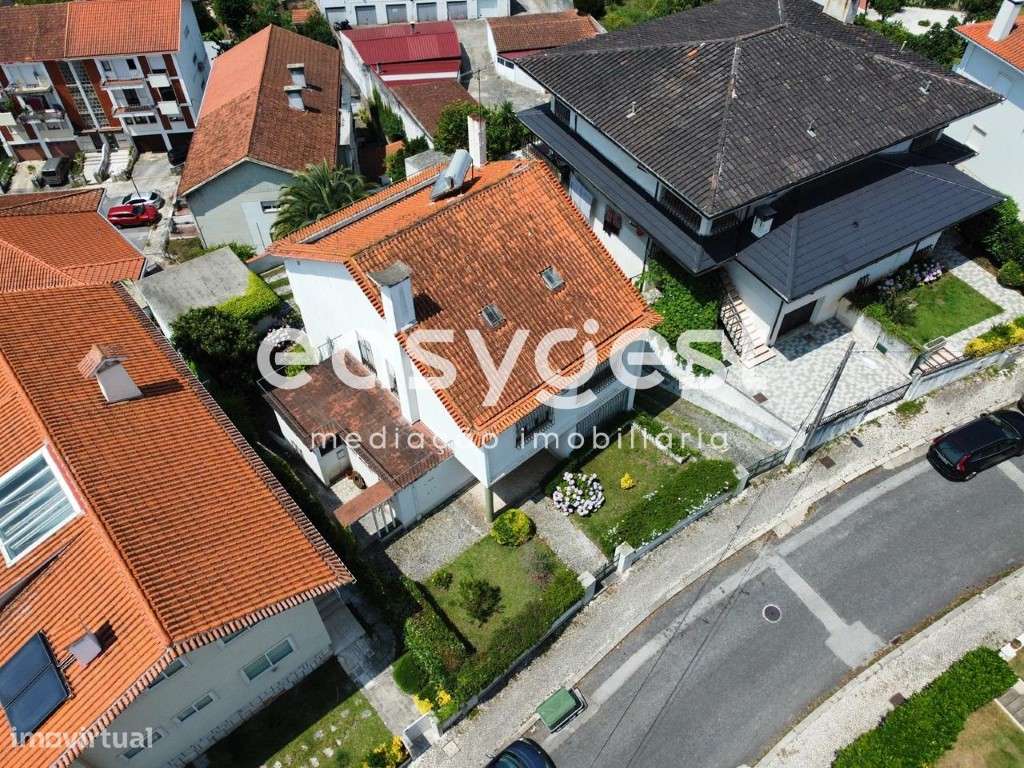 Moradia localizada em zona residencial junto à Avenida Dias da Silva - Grande imagem: 3/23