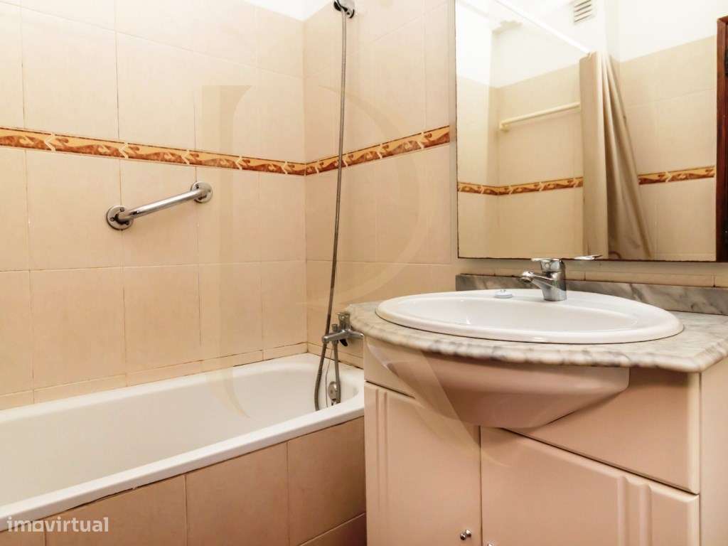Apartamento T2 na Torre da Marinha-11