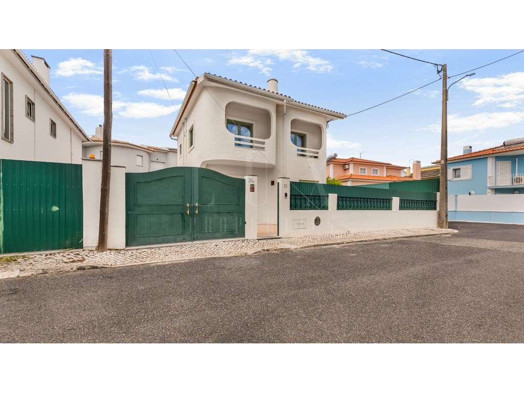 MORADIA T4 TOTALMENTE REMODELADA EM CASCAIS-56