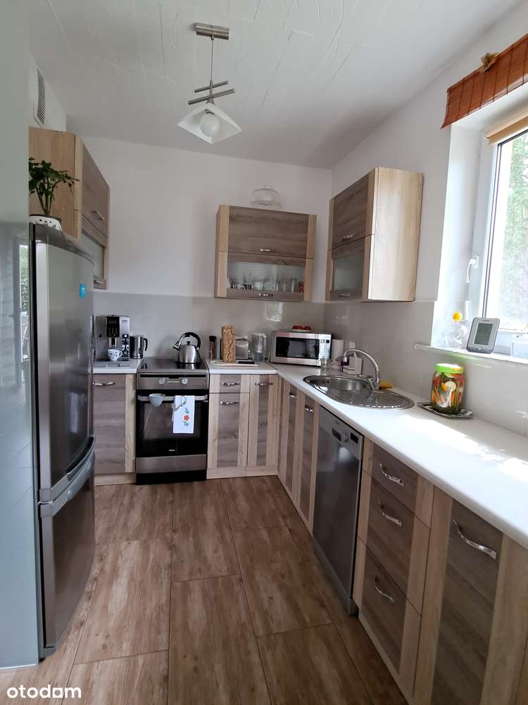 Dom nad jeziorem, całoroczny, nasadzenia, fotowotaika, media, wiata-6