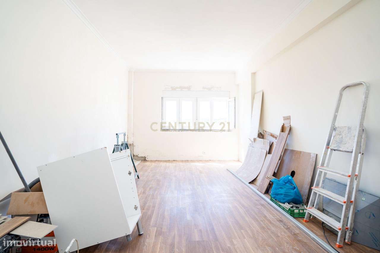 Apartamento T2 em remodelação | Casal de São Brás | Amadora-21
