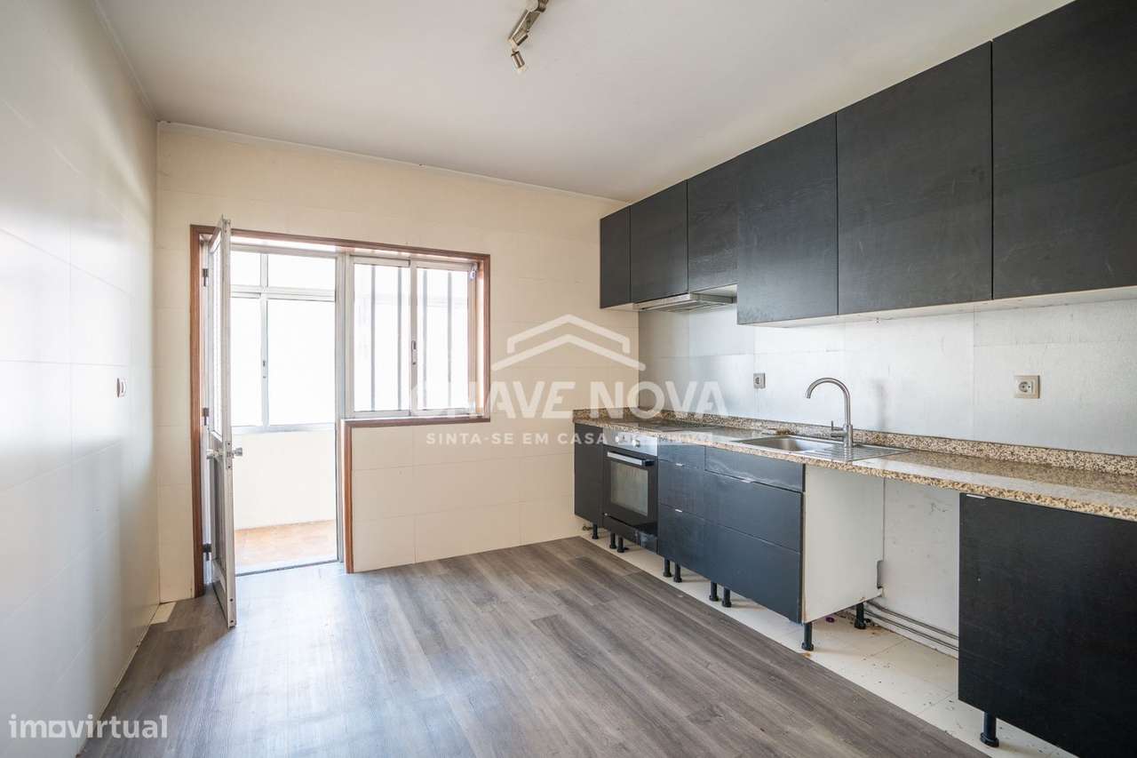 Apartamento T2 Varandas e Garagem Box – Águas Santas - Grande imagem: 3/17
