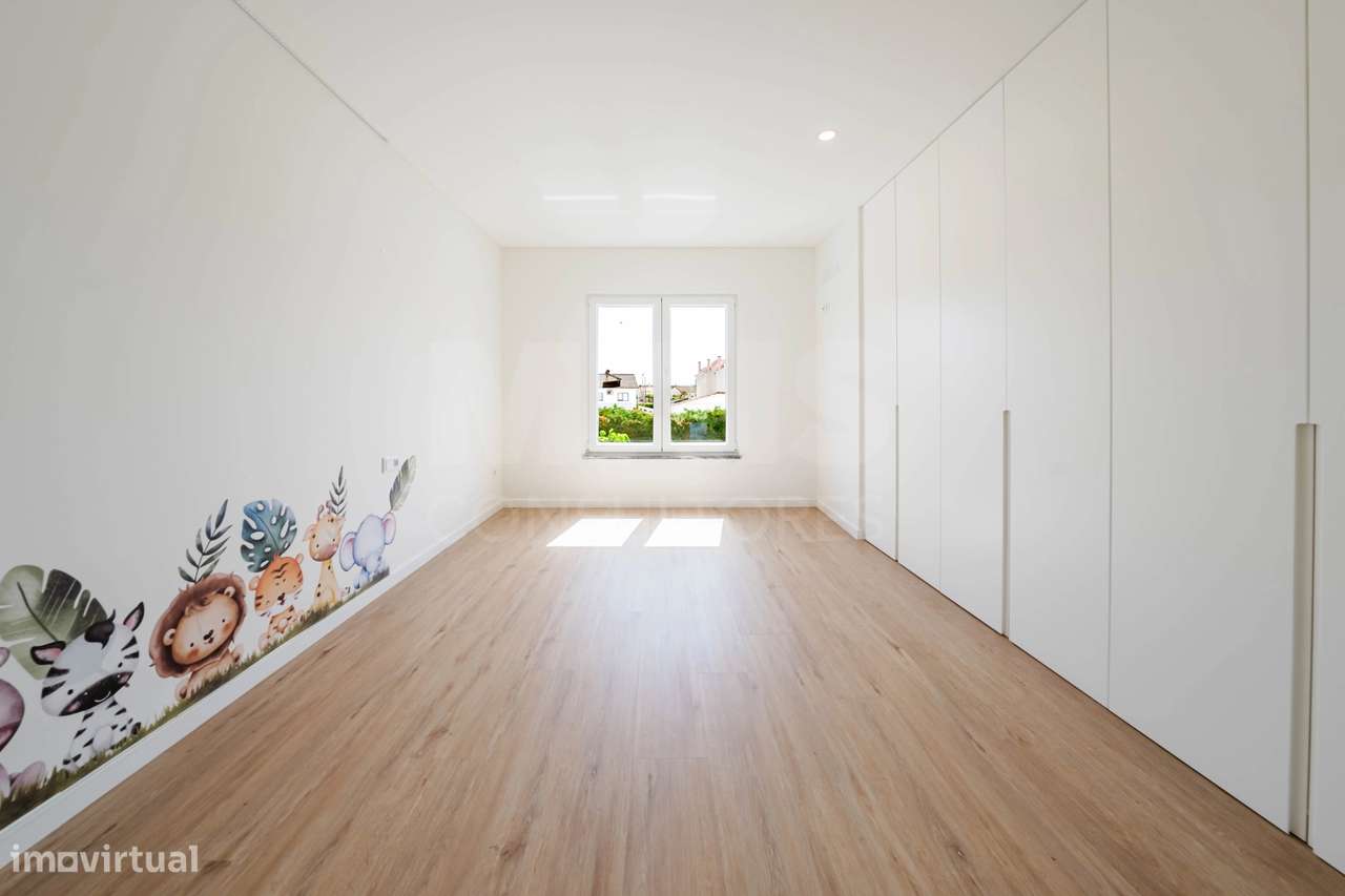 Moradia T3+2 Moderna com Vista Mar e Terraço Panorâmico-34