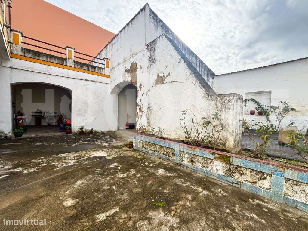 Moradia Secular de Charme | Casa + Jardim + Anexos | Potencial Hote...-13