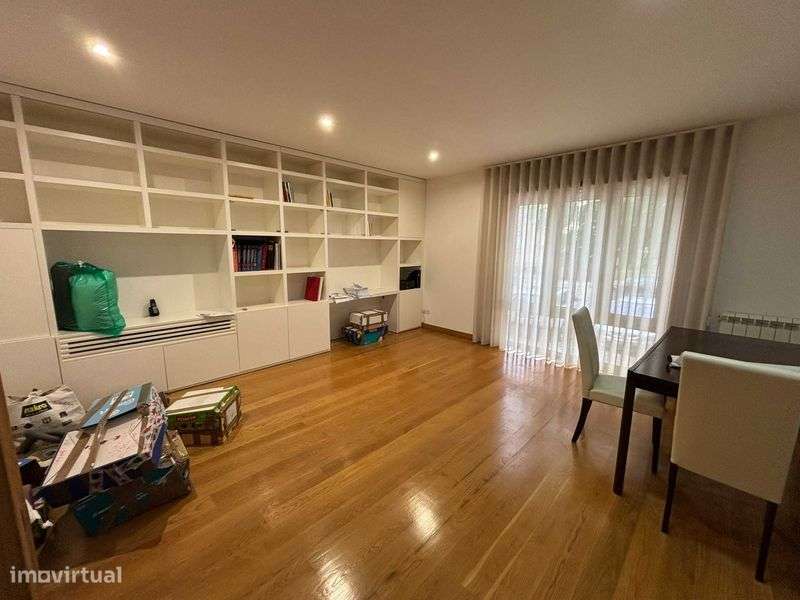 Apartamento t2 à venda na Rua Mario Cravinho, 11
