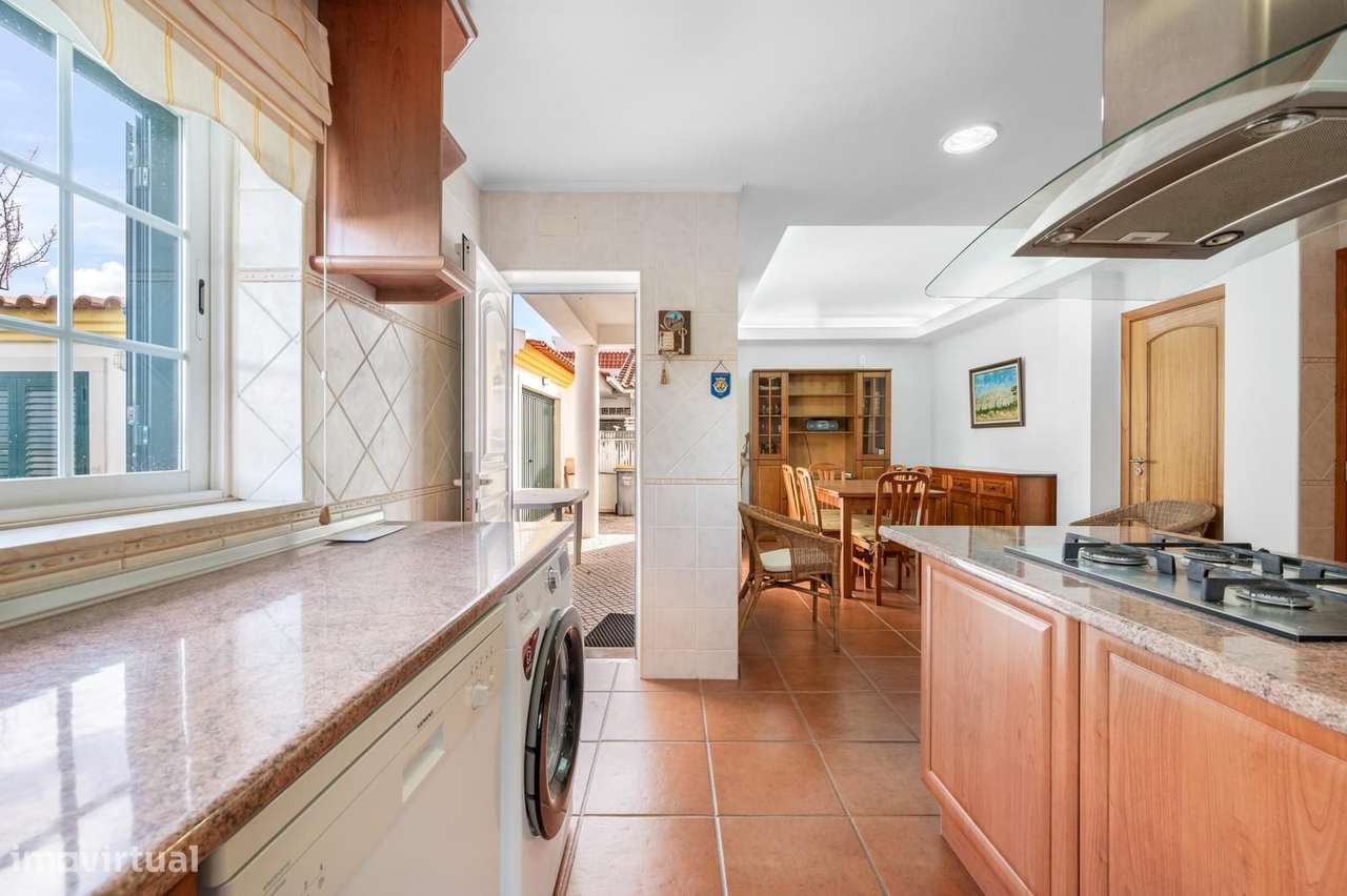 Moradia Isolada T3 com jardim, Aroeira, Almada-9