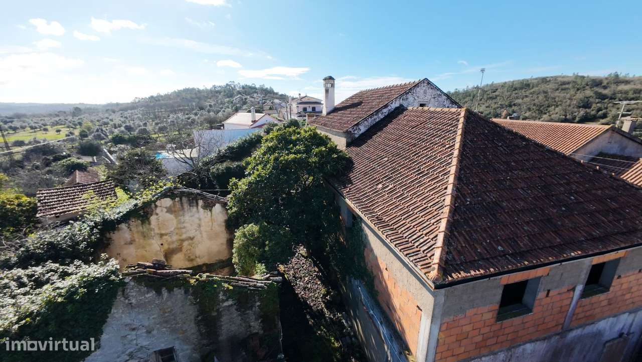 Quinta para restaurar na freguesia de Chãos-45