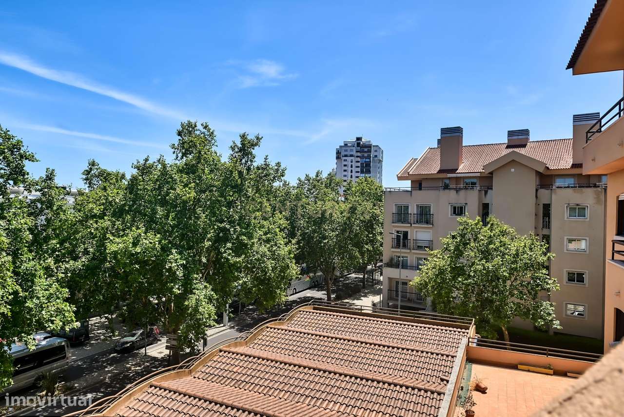Apartamento Renovado em Cascais com Terraço e Garagem-10