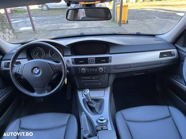 BMW Seria 3 318d Touring - 13