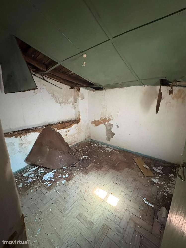 Moradia térrea para reconstrução com logradouro em Moita do Norte-16