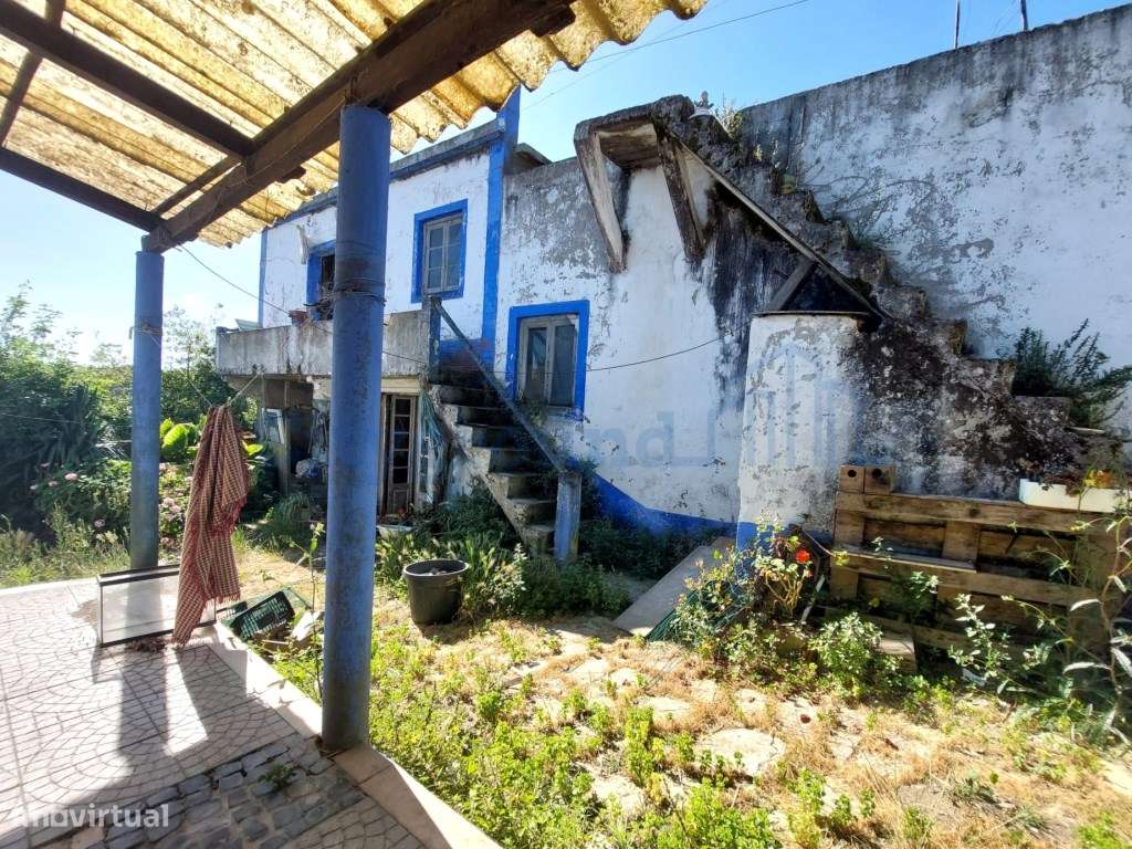 Moradia com armazém, terraço e pátio para recuperação-15