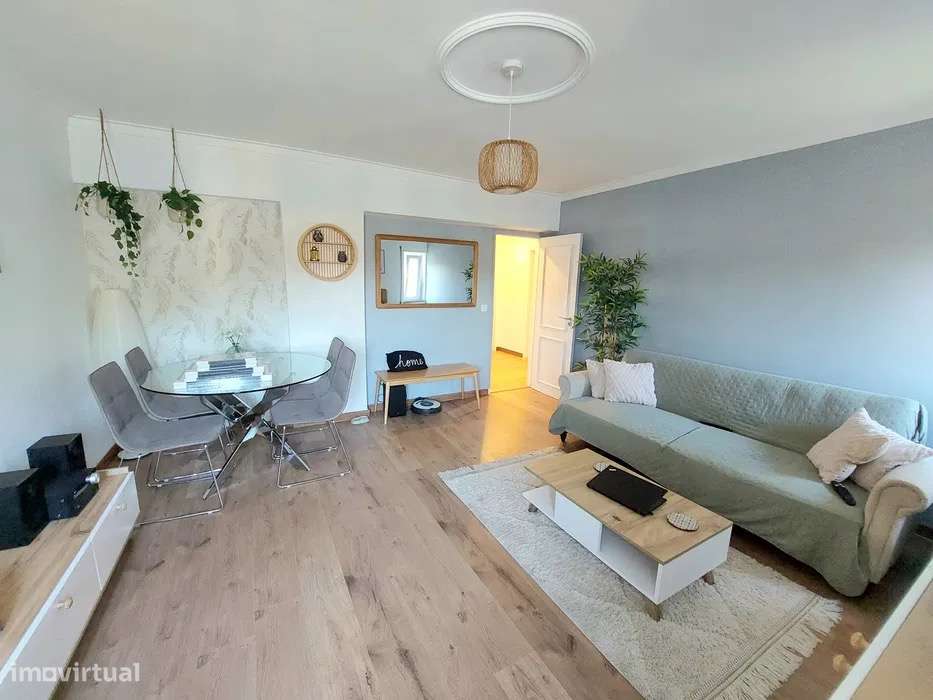 Espetacular T2 Totalmente Renovado no Carregado - Grande imagem: 2/12