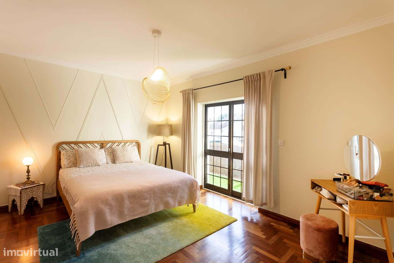 Moradia remodelada com jardim, garagem e vista desafogada, Algueirão,-35