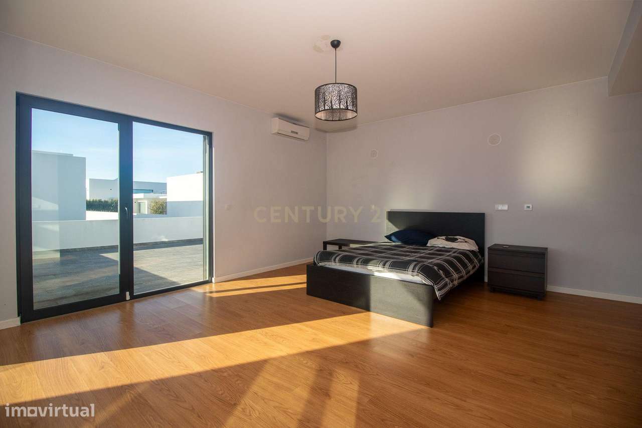 Viva o Luxo à Beira-Mar: Moradia Espetacular T5 com Piscina na Deslumb-33