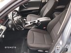 BMW Seria 3 318i Touring - 23