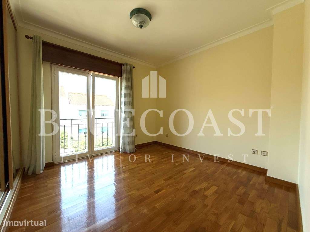 Moradia V4 com 3 Pisos - Espaço e Conforto-23