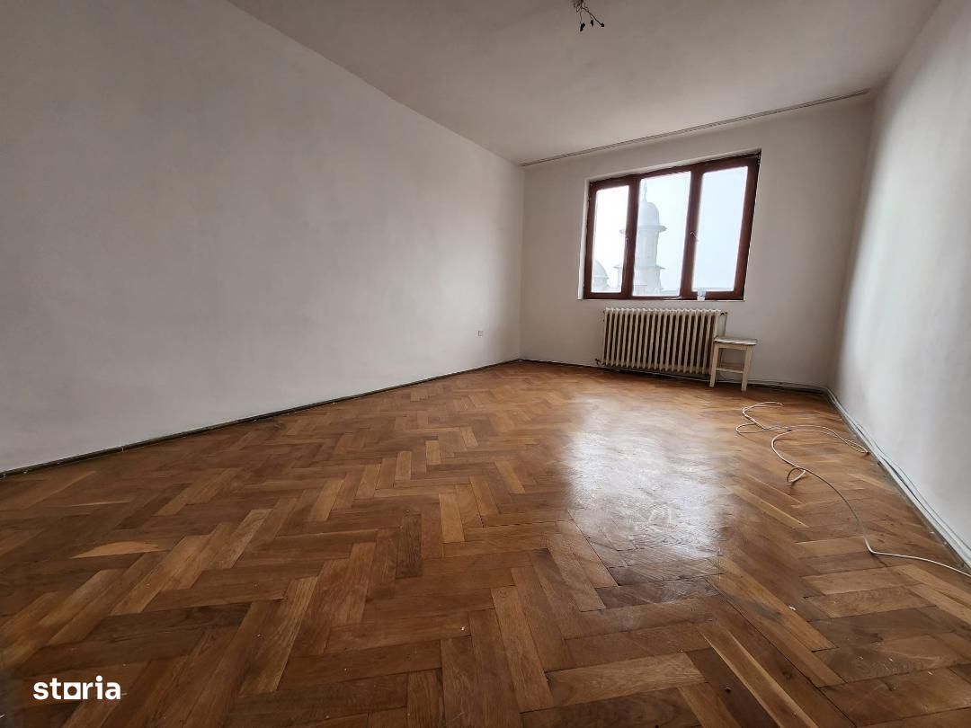 De vanzare Apartament 3 camere, zona Cetate