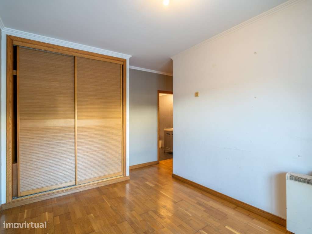 VENDE-SE T3 COM TERRAÇO E GARAGEM EM CARCAVELOS-24