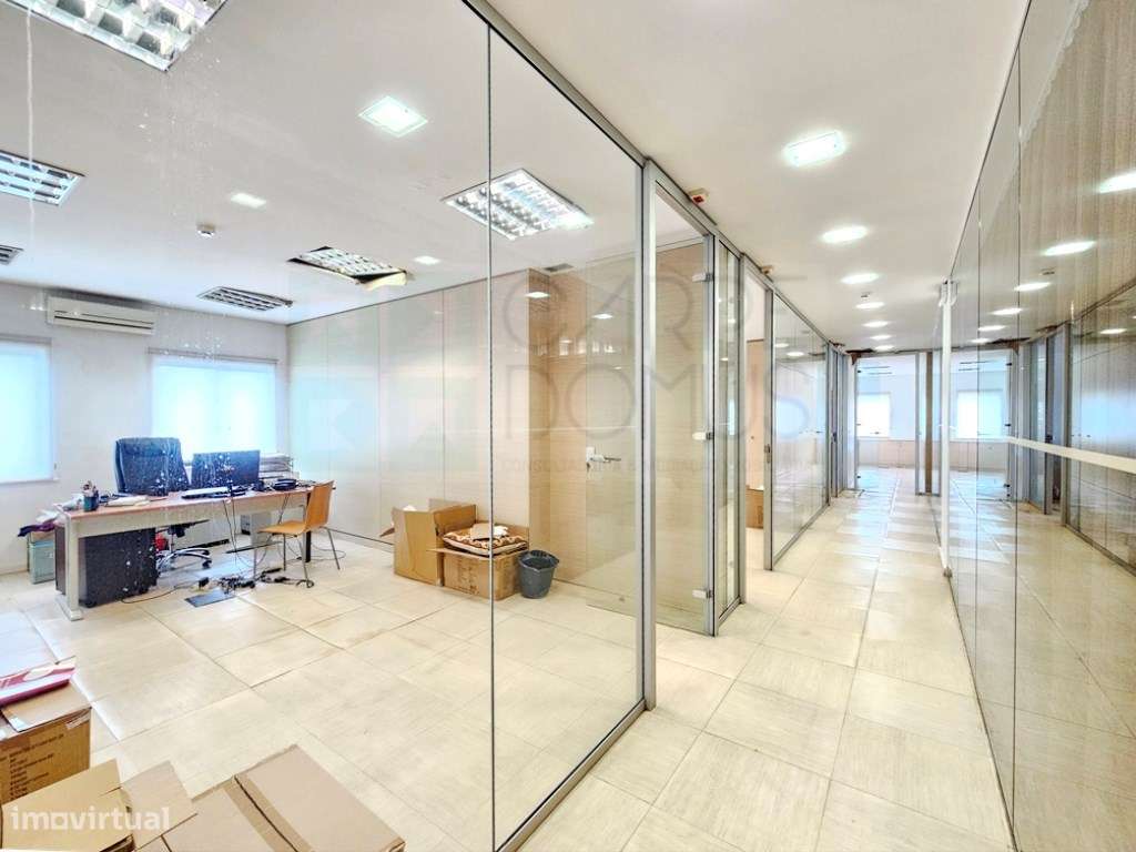 Espaçoso e funcional escritório com 600m2, em Carnaxide, Oeiras-18
